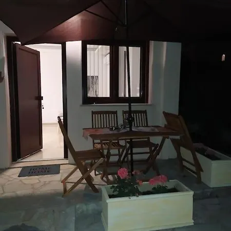 Anchors Aweigh 4-apartment Next To The Sea