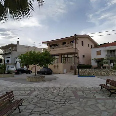 Anchors Aweigh 4-apartment Next To The Sea * Nea Skioni